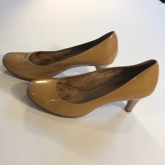 BCBGeneration Neutral Heels / Pumps Size 6-1/2 - Picture 2 of 6